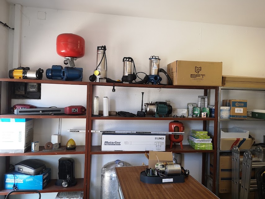 Material eléctrico, motores de portão e bombas de água na loja da Electrotaipas